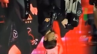 Juru kamera meminta Faker untuk mengacungkan jempol setelah pertandingan, dan Li Ge dengan senang ha
