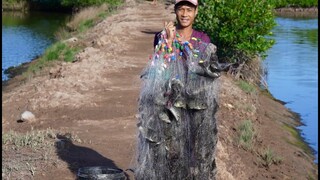 Cá nhiều đến nỗi chỉ cần thò 1 tay thôi là bắt được cả chục ký