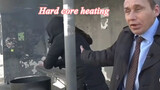 [Remix]Cara lucu polisi Rusia memanaskan halte bus