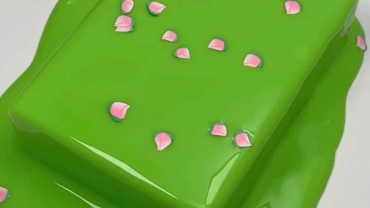 Cutting matcha peach slime jelly