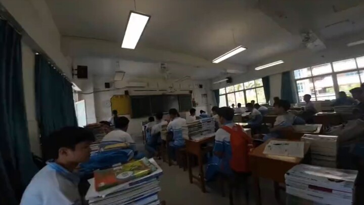 Orang pertama di tahun terakhir sekolah menengah atas yang makan