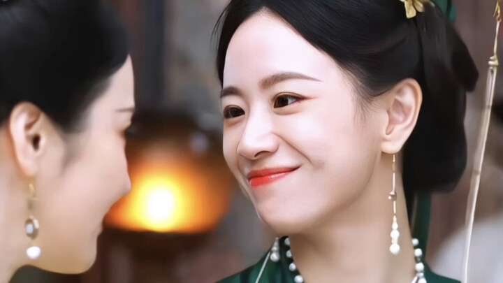 Tại sao lại bịt tai lại? Tôi muốn xé toạc miệng cô ta ra