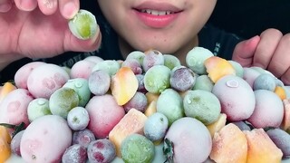 [ASMR]Audible chewing of frozen yellow peaches, tomatoes and grapes