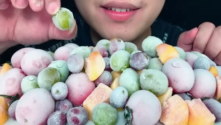 [ASMR]Audible chewing of frozen yellow peaches, tomatoes and grapes