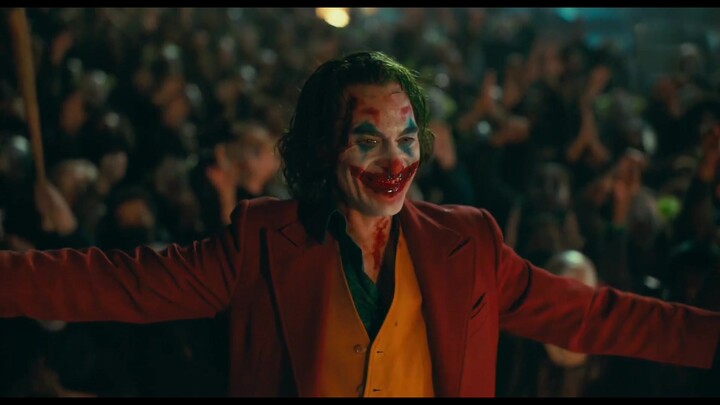 Joker(2019): Arthur ระบายรอยยิ้มบนใบหน้าด้วยเลือด และคนทั้งเมืองก็โห่ร้องให้เขา (ภาพระยะใกล้ในตอนจบข