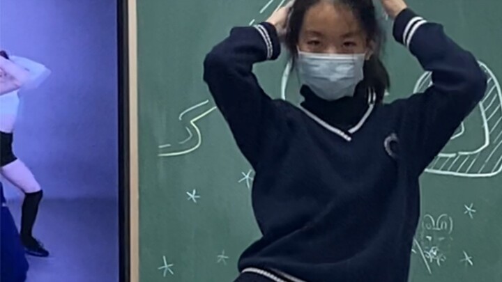 A junior high school student danced to ITZY's "loco"