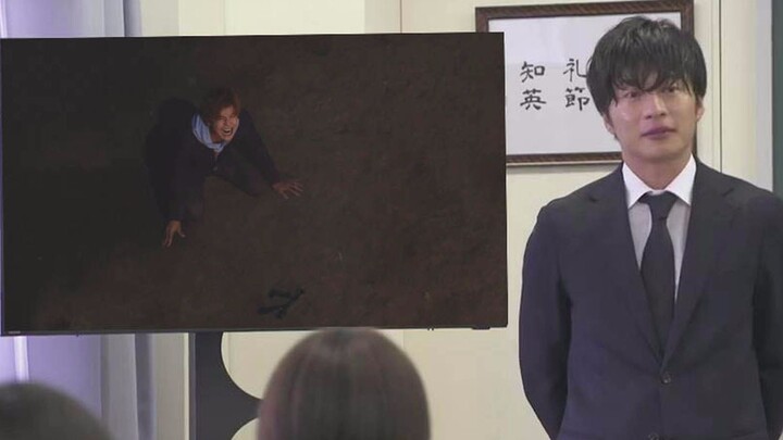 The teacher openly played a video of a Kamen Rider student being incompetent and furious in class!