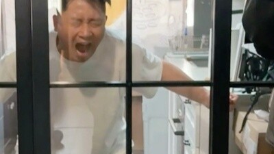 Ketika saya memberi tahu anak saya bahwa pintu dapur tidak bersuara!