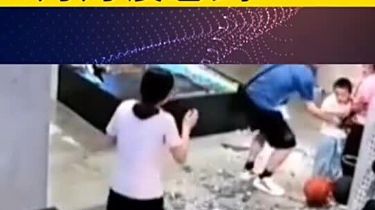 Seorang anak laki-laki di Chongqing menabrak dinding kaca sebuah toko dengan bola basket, namun hasi
