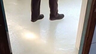 A water pipe burst and a home in Northeast China turned into Guanghan Palace. Netizens: I can skate 