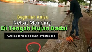 Beginilah kalau Nekat Mancing Saat Hujan Badai, Pemancing Gemblung ngumpet di bawah jembatan