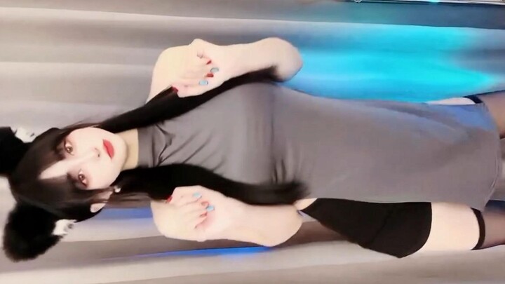Koleksi wanita cantik yang mengenakan pakaian silang sambil memutar pinggul