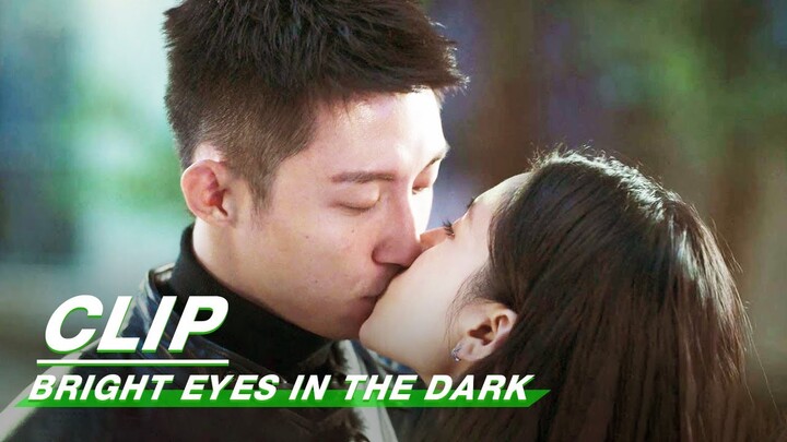 Nan Chu Kisses Lin Luxiao | Bright Eyes in the Dark EP16 | 他从火光中走来 | iQIYI