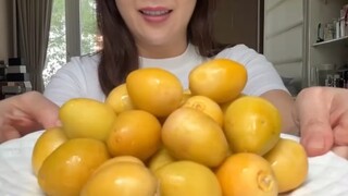 Hayo buah apa ini….  Kurma muda atau bisa di bilang yg matang pohon kayak nya