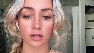 Người đẹp hài hước Sophie Morelli bắt chước tiếng còi tàu, tiếng kêu của mòng biển và thậm chí có th