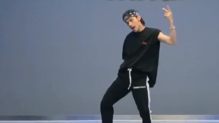 [Collapsed] Qing 3 Selected Means Stars menampilkan cover dance "Bad Alive" WayV