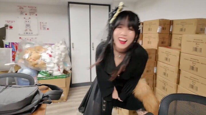 สาวน้อยร้องเพลง “ยอดนักสืบจิ๋วโคนัน” ในห้างสรรพสินค้า และคนทั้งห้างก็ตื่นเต้นขึ้นมาทันที!