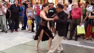 Pertunjukan tango jalanan yang santai dan atmosfer, "Por Una Cabeza" klasik (satu langkah lagi)
