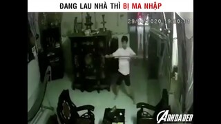 Đang Lau Nhà Thì Bị Ma Nhập