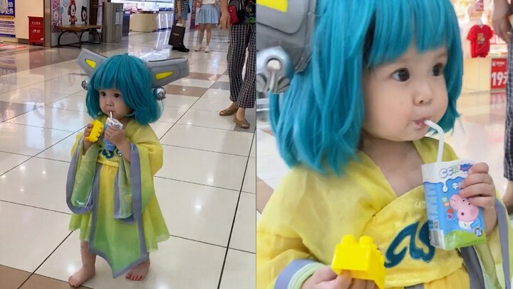 เด็กหญิง COS Cai Wenji ไปที่ห้างสรรพสินค้าและคนเดินผ่านก็ "น่ารัก": "คืนนม" ขณะเดิน