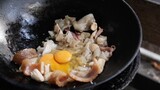 คั่วไก่จานยักษ์!!! |  Stir-fried Fresh Rice-flour Noodles With Chicken [Thai Street Food]
