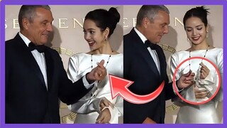 Lisa teaches CEO Bvlgari a finger heart at the Bvlgari Serpenti Event in Seoul.