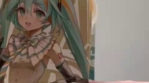 Bạn có thể tin được không! Hatsune Miku thực sự có thể ăn kem!