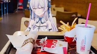 ทำไมสาวที่มานัดบอดคนนี้ถึงไม่หยุดกิน? โง่นิดหน่อย
