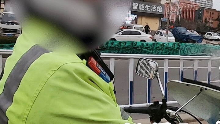 Pengantar barang bertemu dengan polisi lalu lintas di jalan! Saya seorang prajurit biasa! Prosedurny