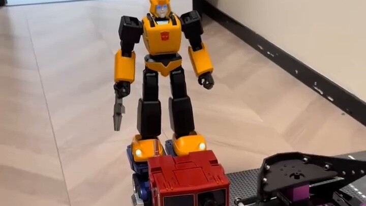 Hahaha, Tongtong tercengang! Bahkan tanpa Megatron, Orang Suciku masih bisa melawan sepuluh!