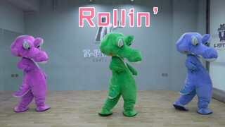 Memakai Kostum Boneka Menari "Rollin"