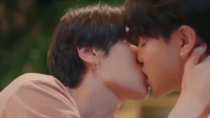 Zo Initiating the Kiss - Hidden Agenda #JoongDunk