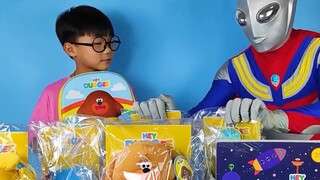 Ultraman thật đã gửi cho Ozawa một bộ đồ chơi búp bê, bao gồm sách khoa học phổ biến và đồ chơi đất 