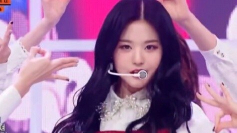 Who saw this petal choreography and remembered the flower-selling group in the past?