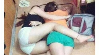 Dua teman sekelas perempuan minum terlalu banyak dan menempati tempat tidur saya. !