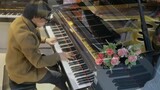 Piano digunakan sebagai alat musik perkusi untuk memainkan "The East is Red" dengan momentum dan sem