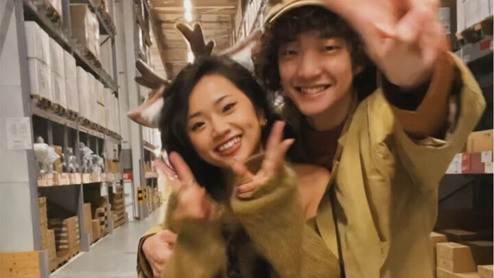 Dante&yy|It turns out that dancing couples can also go shopping in IKEA like this