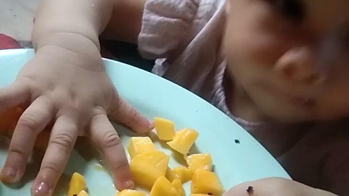 first time avyanna to eat mango