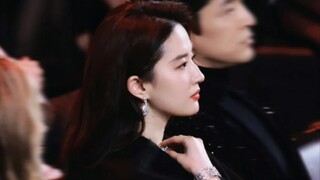 Liu Yifei walked off the stage in small steps. Wow, I can totally understand why Li Xian supporting 