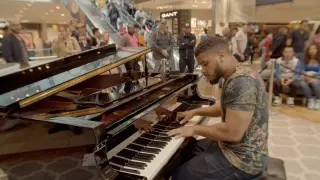 Amazing street pianist stuns passersby in shopping centre