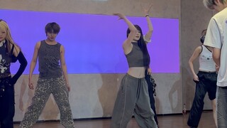 Sau khi nhảy, toàn bộ cơ thể trở nên trong suốt. Vũ đạo "Mad Love" của Nanan