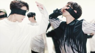 GOT7 - "Aura" seluruh anggota menari dengan mata tertutup