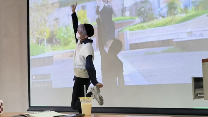 21-year-old male student, dancing to "Kaai Kute Gomen (I'm sorry I'm so cute)" (Nanagawa Furufu) in 