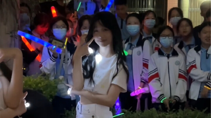 ยังมีการแสดงที่นักเรียนชั้นโตจากโรงเรียนมัธยม Songbai ตะโกนเรียกกันและกัน!