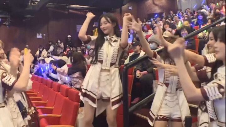 Xu Yangyuzhuo danced in the audience, Sister Yang, you are the most beautiful girl in the audience
