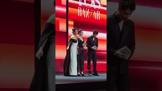 Triệu Lệ Dĩnh lên bục nhận giải diễn viên của năm - Party Bazaar icons | 30.05.2023