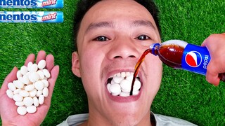 Membuat efek lensa pelan dengan balon dan mentos. Keren sekali!