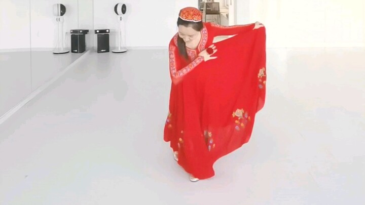 ท่าเต้นซินเจียง: สามท่าและหนึ่งท่ายก