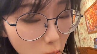 บล็อกเกอร์ 2D | vlog 3D ที่มีความรู้สึกถึงความตายเล็กน้อย