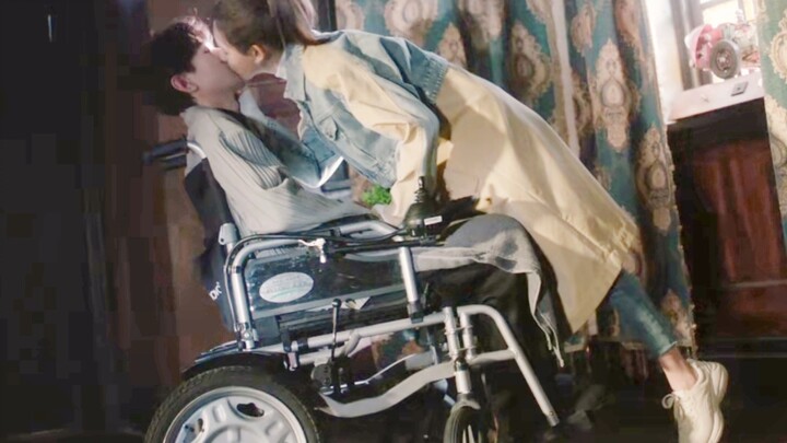 This wheelchair kiss of the heroine has a compulsive inner taste! She kissed 6 times in 30 seconds, 